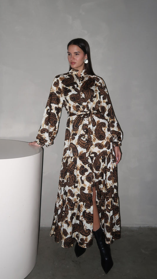 שמלת מקסי קלוש קומות פייזלי | בז/חום