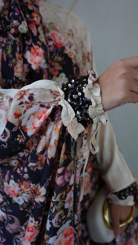 שמלת אוברסייז מעוגלת עניבה גוצי | שמנת שחור