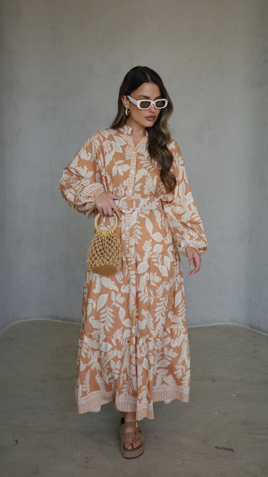 גלביה קומות כפתורים חגורה אמנואל | חום/בז