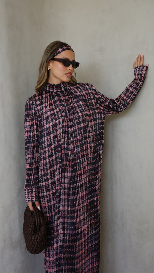 שמלת מידי פליסה קנדרה | שחור/ורוד