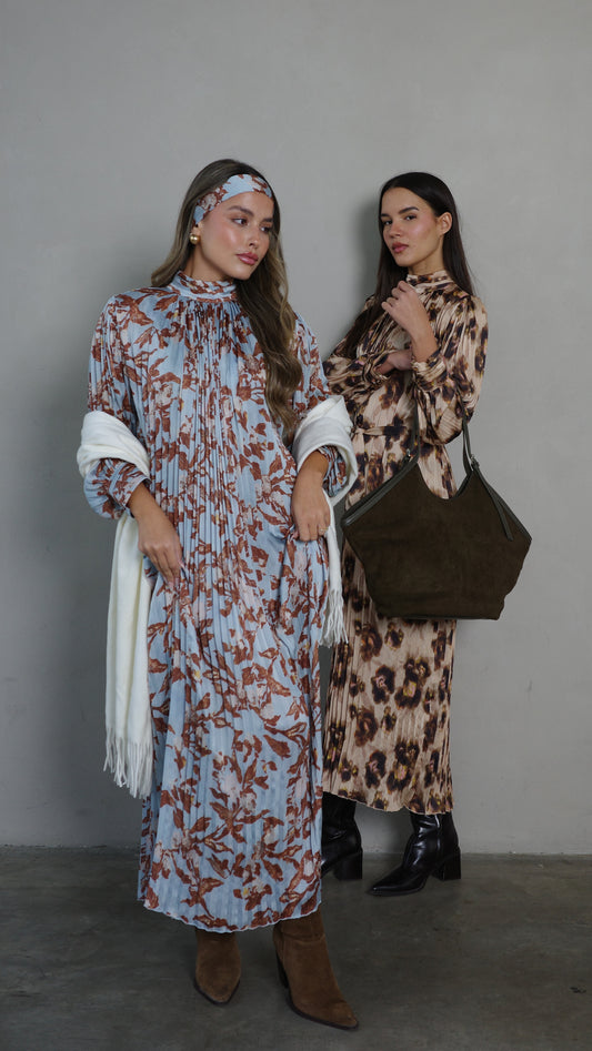 שמלת מידי פליסה קנדרה | תכלת/חום