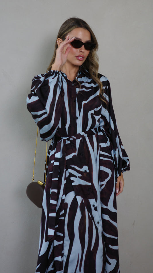 שמלת מקסי אוברסייז כפתורים שארלוט | חום/תכלת