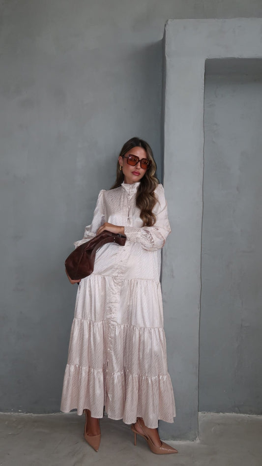 שמלת סאטן קלוש קומות קאסי | ורוד/שמנת