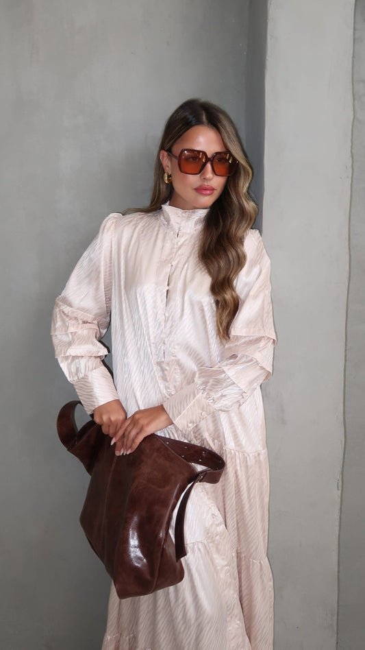 שמלת סאטן קלוש קומות קאסי | ורוד/שמנת