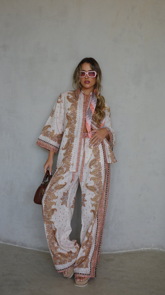 חליפת מכנס קוסמוי | לבן/ורוד