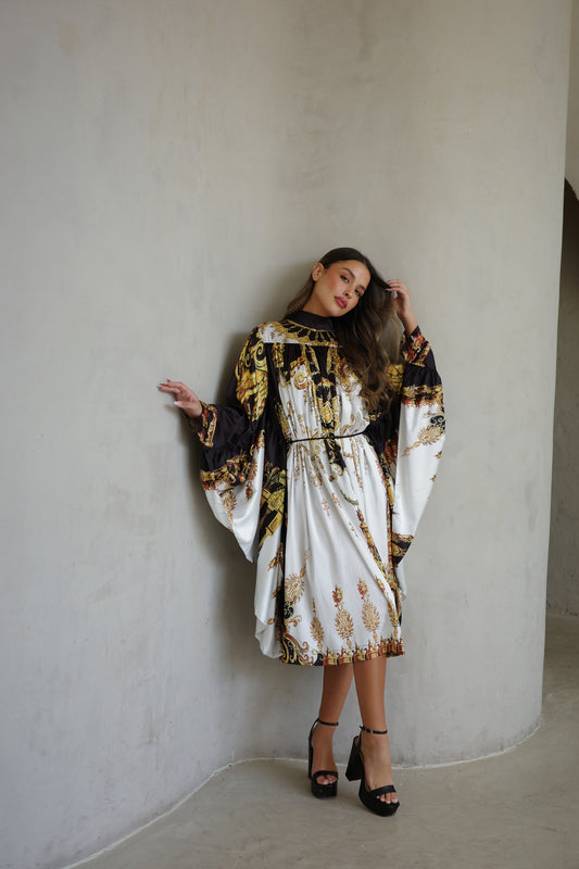 שמלת מידי אוברסייז עטלף גייקובס | לבן/שחור