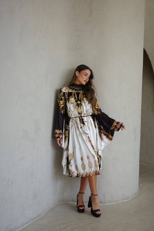 שמלת מידי אוברסייז עטלף גייקובס | לבן/שחור