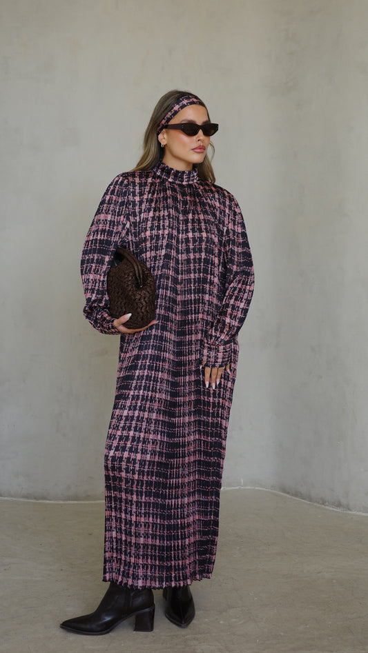 שמלת מידי פליסה קנדרה | שחור/ורוד