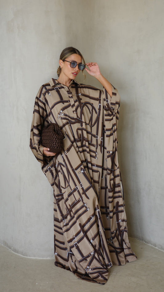 שמלת מקסי אוברסייז סאטן גולייט | חום