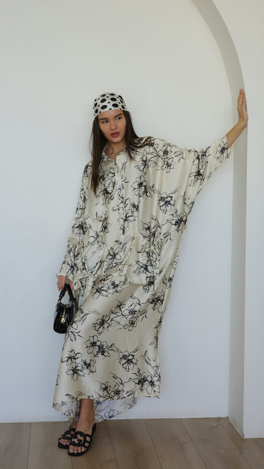 שמלת אוברסיז עטלף אמבר | לבן/שחור