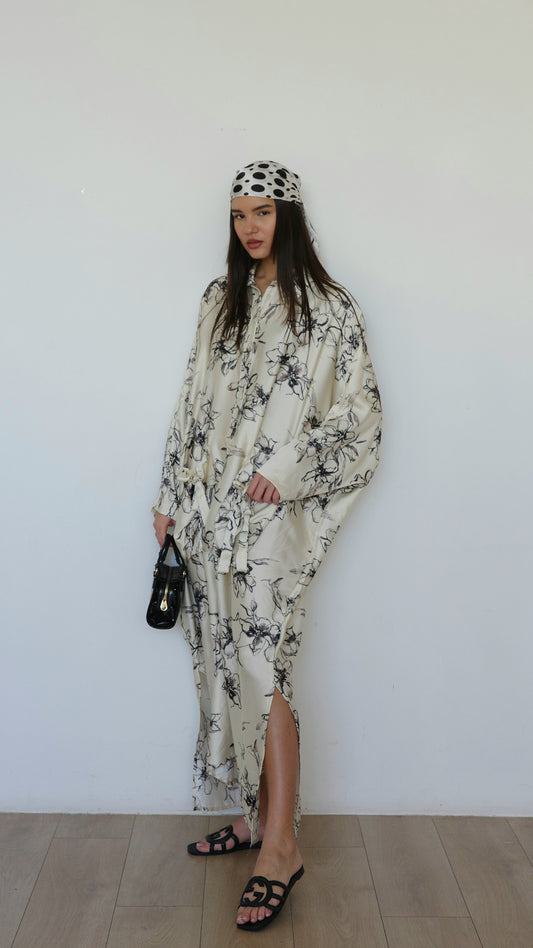 שמלת אוברסיז עטלף אמבר | לבן/שחור