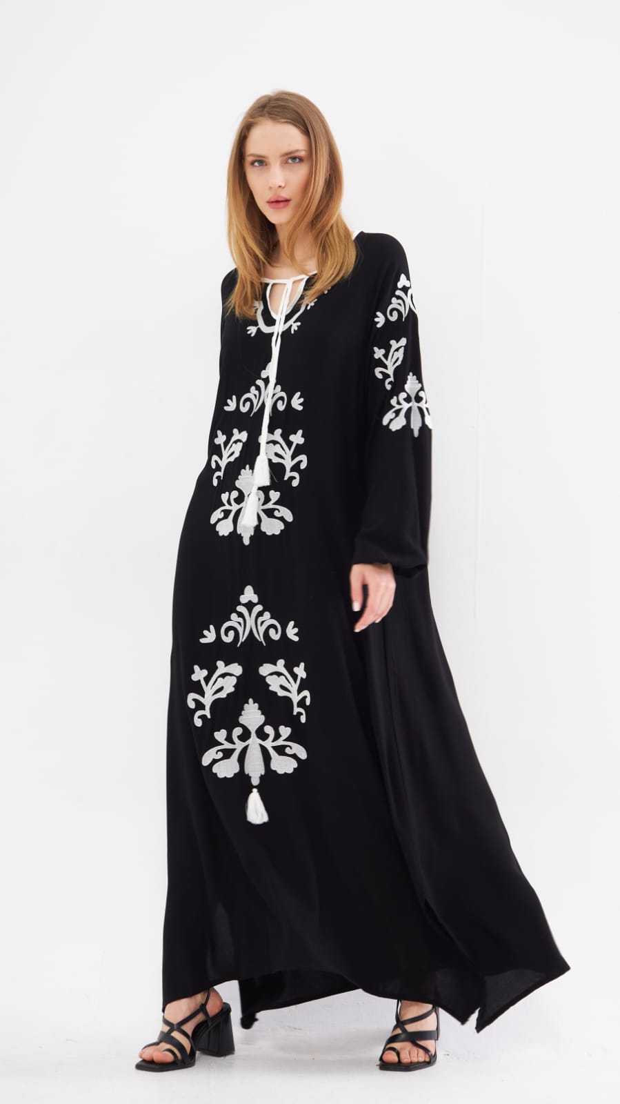 שמלת גלביה מקסי רקמות נאדיה | שחור/לבן
